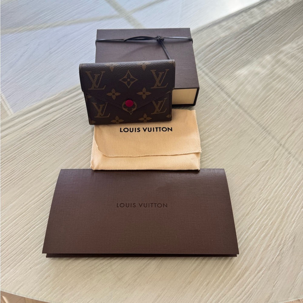 Louis Vuitton Victorine Wallet in Monogram Fuschia - Picture 2 of 12